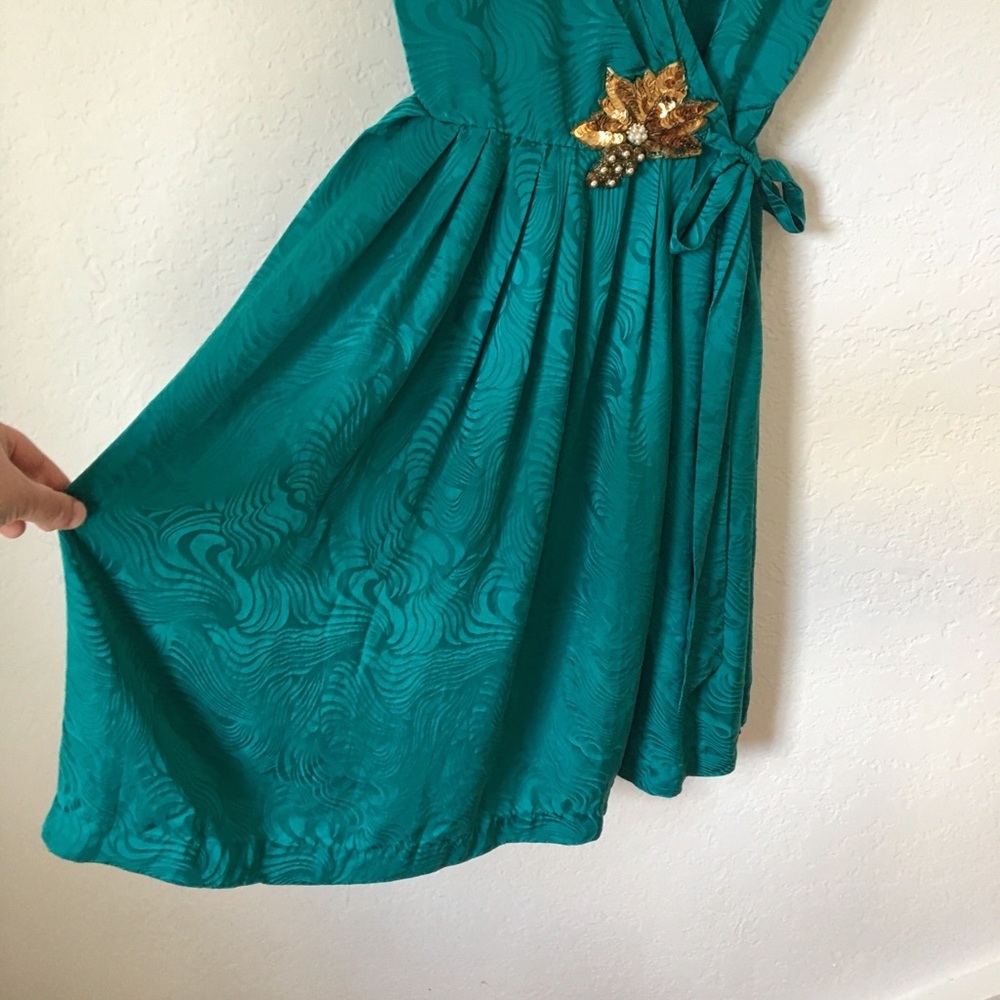VintageWrapSilkDressSwirls, Gold Sequin Appliqué - Picture 6 of 8